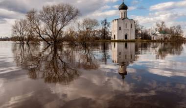 Cette célèbre église russe vieille de 850 ans semble flotter sur un fleuve (église sur la Nerl)