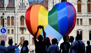 Hungría declara que los activistas LGBT no podrán entrar en los colegios, mientras que la UE abre una investigación sobre la ley que restringe la promoción de la homosexualidad 