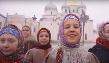 Crianças russas cantam tradicionais canções natalinas do norte em Novgorod